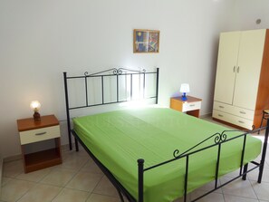 4 Schlafzimmer, Bügeleisen/Bügelbrett