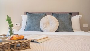 Apartemen (1 Bedroom) | 1 kamar tidur, ruang kerja ramah laptop, dan setrika/meja setrika