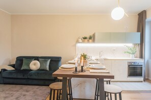 Appartement (1 Bedroom) | Woonruimte | Een 32-inch televisie met kabelzenders