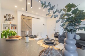 公寓 (1 Bedroom) | 起居区 | 32-英寸智能电视（配备有线频道）