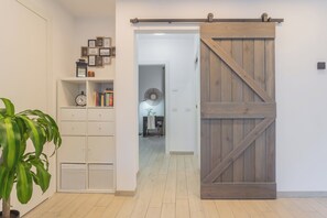 公寓 (1 Bedroom) | 起居区 | 32-英寸智能电视（配备有线频道）