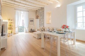 Departamento (2 Bedrooms) | Área de sala de estar | Televisión de 32 pulgadas con canales por cable 