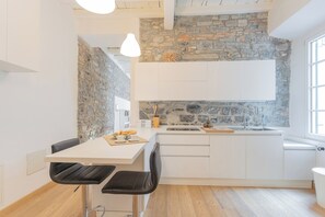Refrigerador, microondas, horno, tetera/pava eléctrica