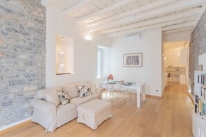 Departamento (2 Bedrooms) | Área de sala de estar | Televisión de 32 pulgadas con canales por cable 