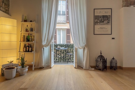 Wine Not Apartment in Como City Centre by Rent all Como