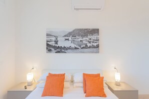 Apartment (1 Bedroom) | 1 bedroom, bed sheets - White Lake View Apartment by Rent all Como (Como)