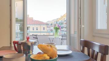 Appartement (1 Bedroom) | Salle Ă  manger