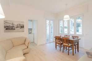 Appartement (1 Bedroom) | Aire de séjour | Téléviseur de 32 po avec télévision par satellite