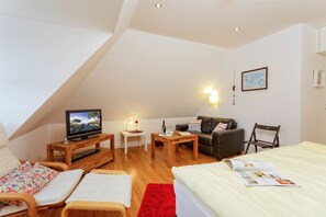 3 bedrooms, iron/ironing board, travel crib, free WiFi