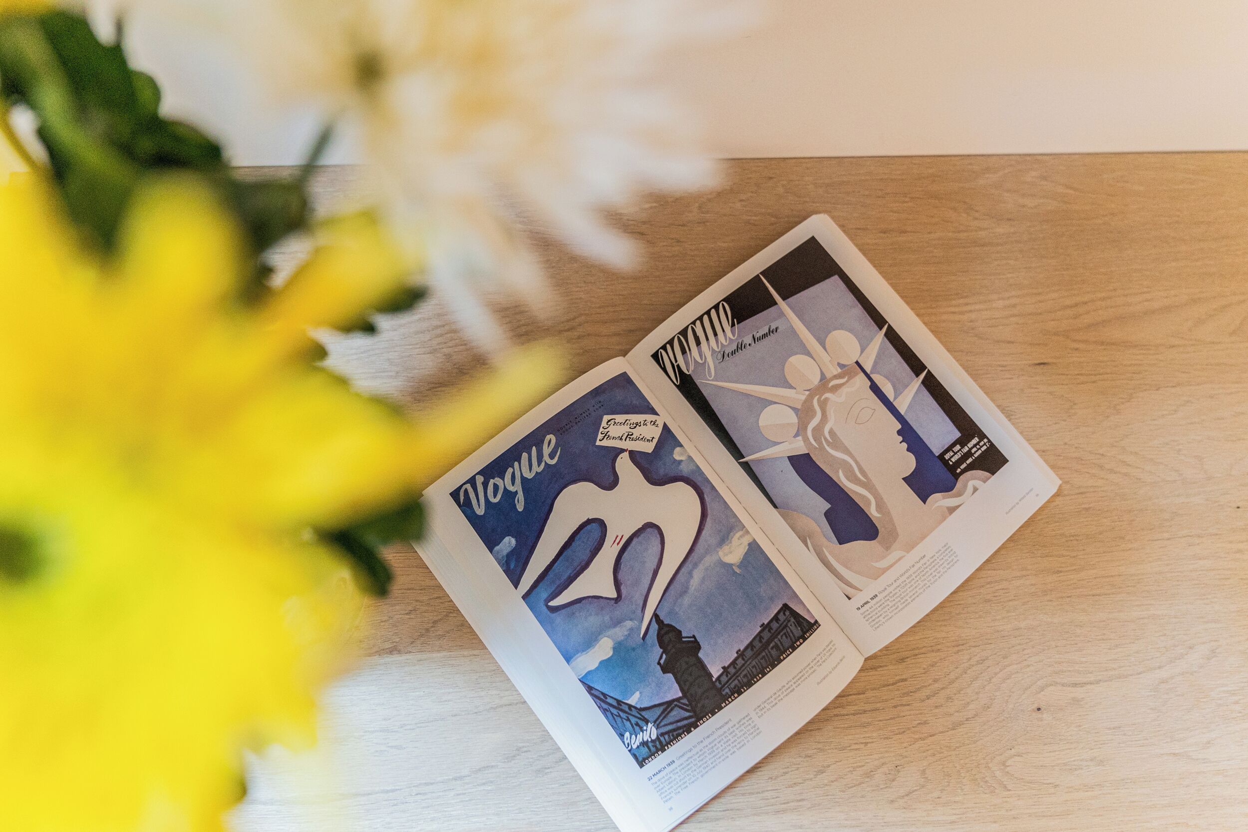 Un magazine ouvert sur une surface en bois.