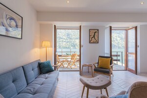 Apartment, 2 Bedrooms (2 Bedrooms) | Living area | 32-inch TV with cable channels