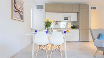 Apartment, 2 Schlafzimmer (2 Bedrooms) | Wohnbereich | 32-Zoll-Fernseher mit Kabelempfang