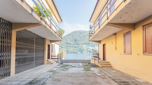A narrow courtyard with a view of a lake and a hill. - Your Private Harbour Nearby George Clooney by Rent all Como (Carate Urio)