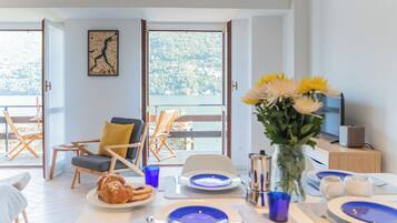 Apartment, 2 Schlafzimmer (2 Bedrooms) | Wohnbereich | 32-Zoll-Fernseher mit Kabelempfang