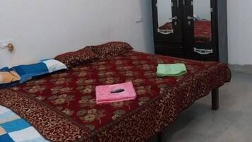 1 quarto, cofres nos quartos, escrivaninha