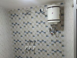 Bruser, hårtørrer, bidet, håndklæder