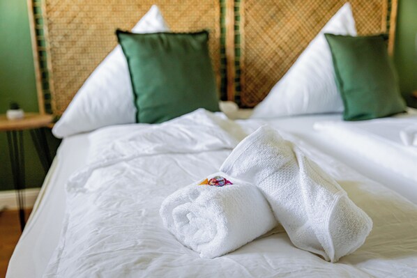 2 bedrooms, desk, iron/ironing board, WiFi