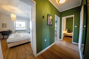 2 habitaciones, escritorio, tabla de planchar con plancha y wifi 