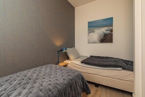 Travel cot, free WiFi