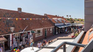 A town square with a traditional brick building, a market area, and a clear sky. - Apartment in Zoutelande near the Beach (Zoutelande)