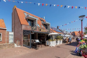Un bâtiment en briques avec un toit en pente et une enseigne sur laquelle on peut lire « ZieZo ».