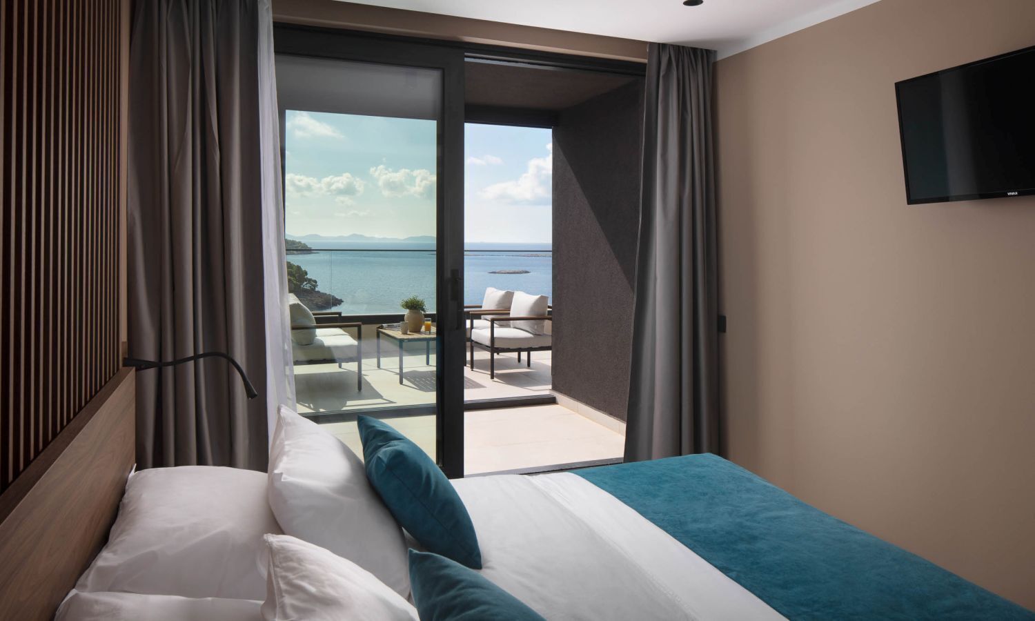 Luxury suite with sea view balcony and private whirlpool | Minibar, Schreibtisch, schallisolierte Zimmer, kostenloses WLAN
