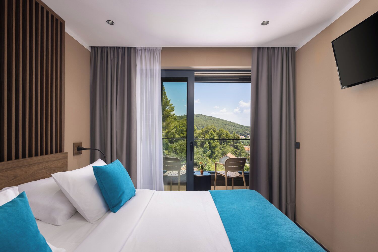 Premium suite with balcony and partial sea view | 迷你吧、書桌、隔音、免費 Wi-Fi