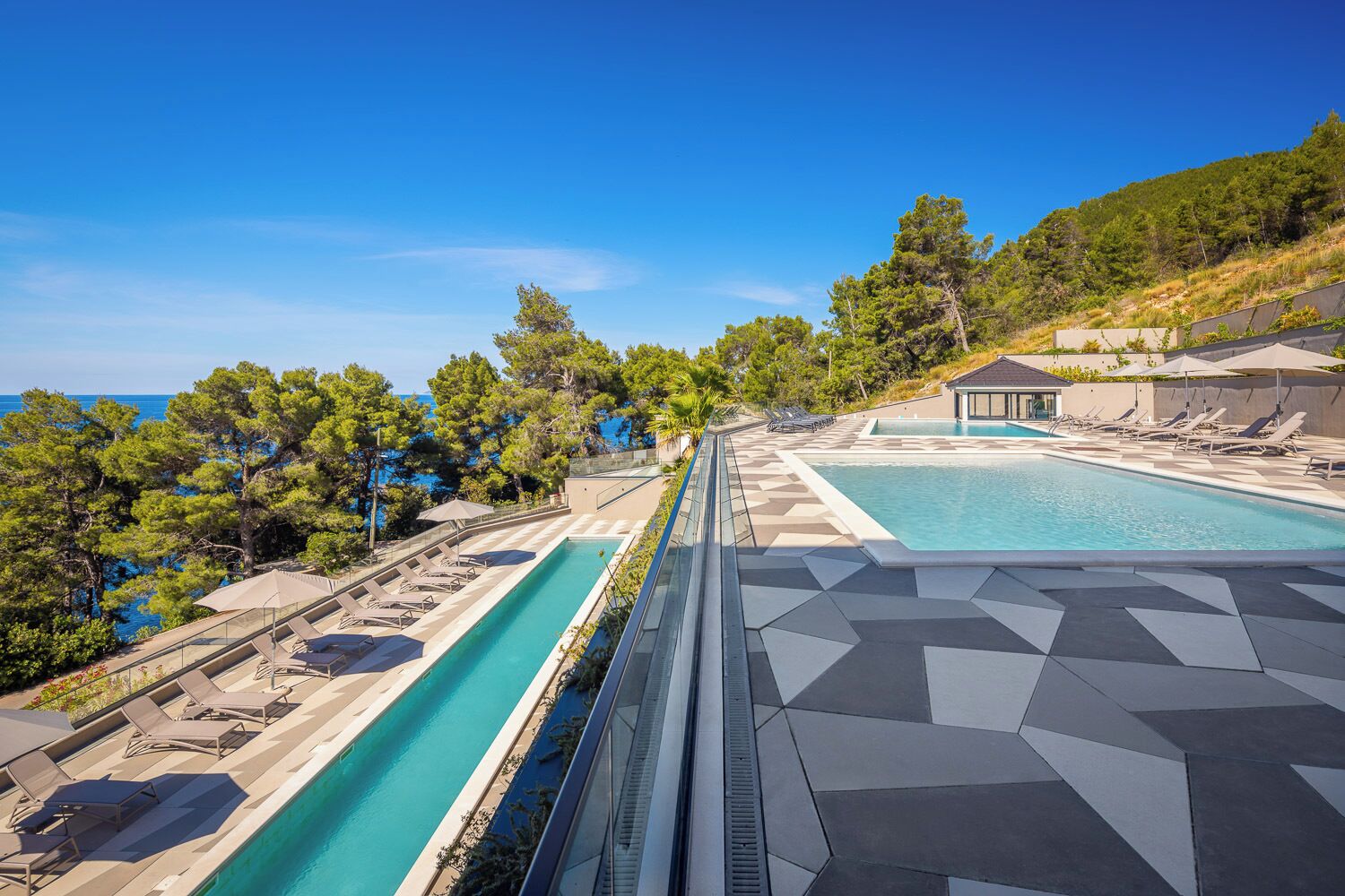 Una piscina al aire libre de temporada