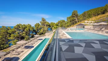 Una piscina al aire libre de temporada