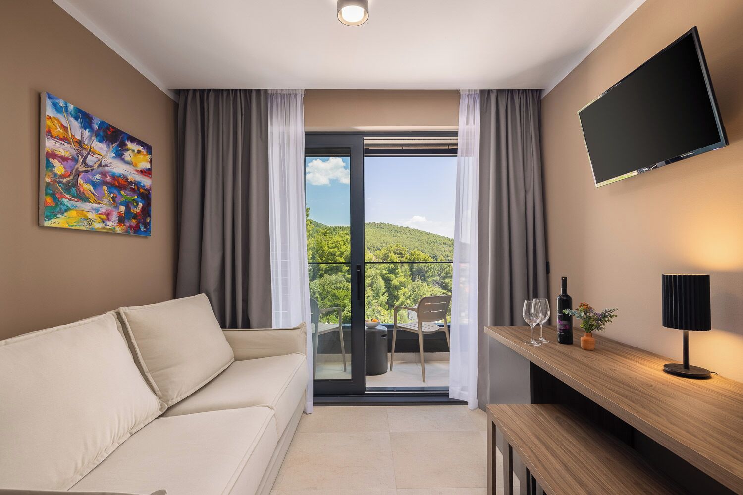 Premium suite with balcony and partial sea view | Living area