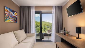 Premium suite with balcony and partial sea view | Living area