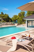 Una piscina al aire libre de temporada