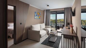 Superior suite with sea view balcony | Minibar, meja kerja, kedap suara, dan Wi-Fi gratis