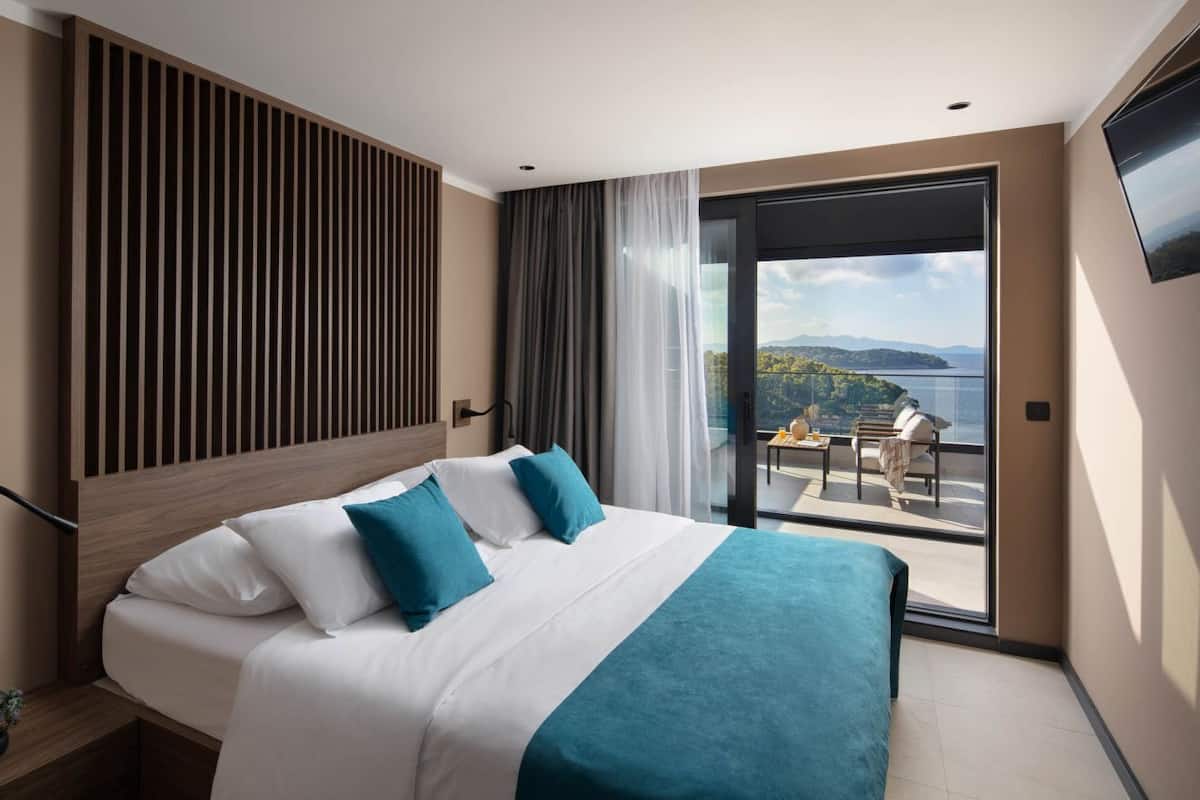 Luxury suite with sea view balcony and private whirlpool