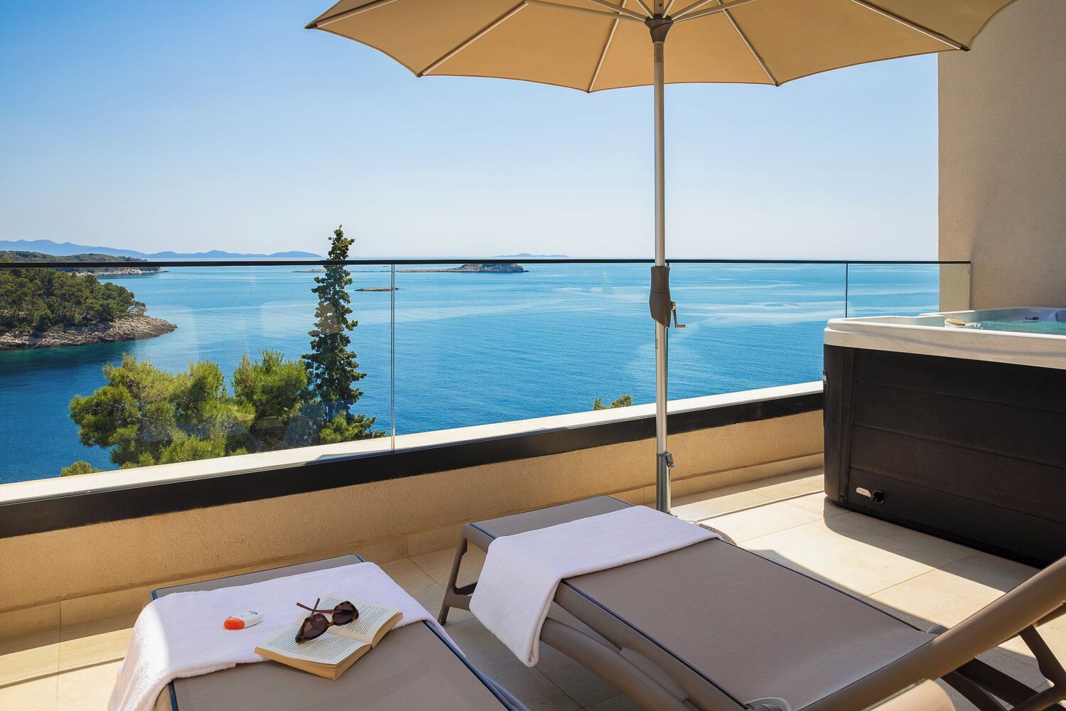 Superior suite with sea view balcony and private whirlpool | Terraza o patio