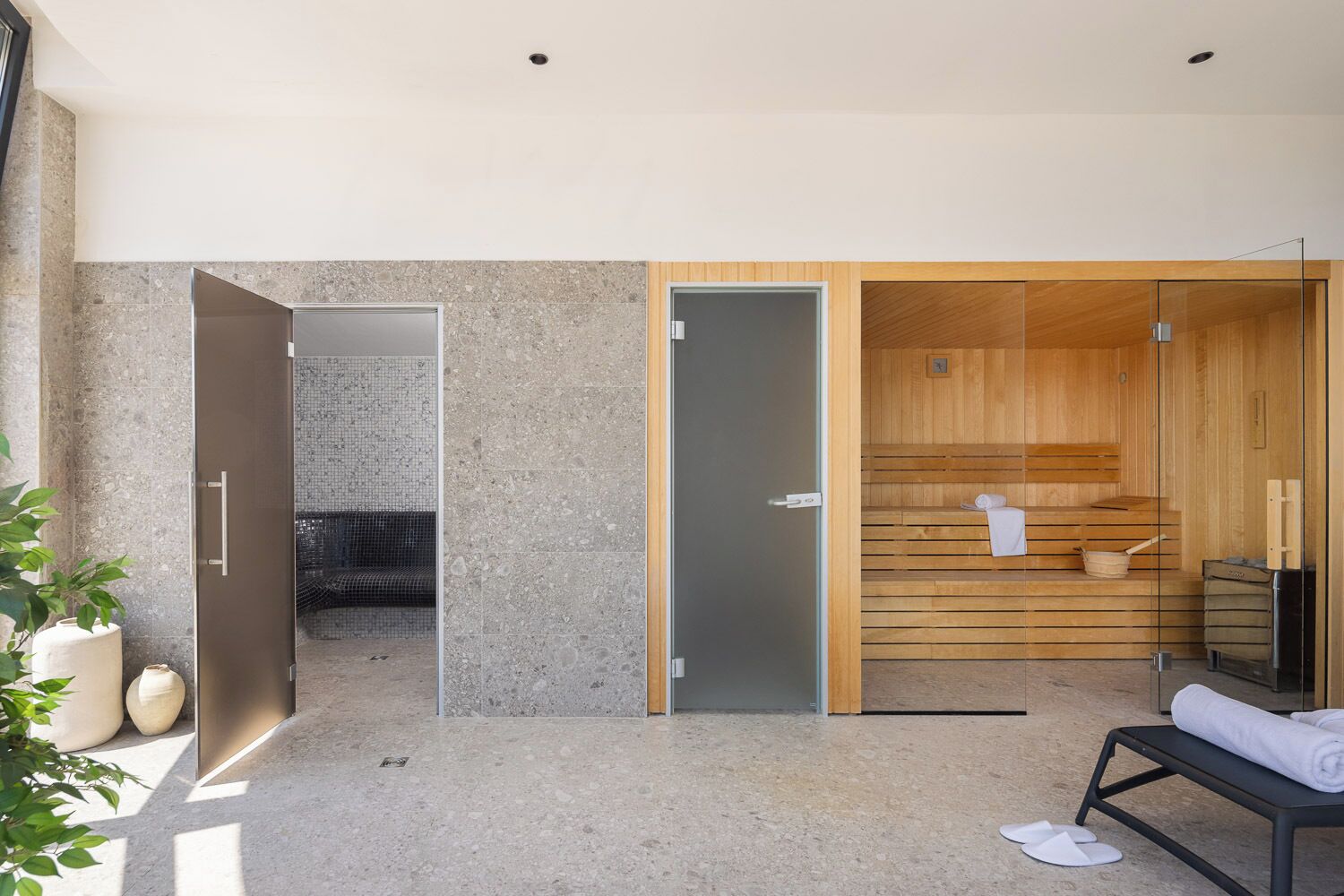 Un sauna, una bañera de hidromasaje, baño turco, masajes