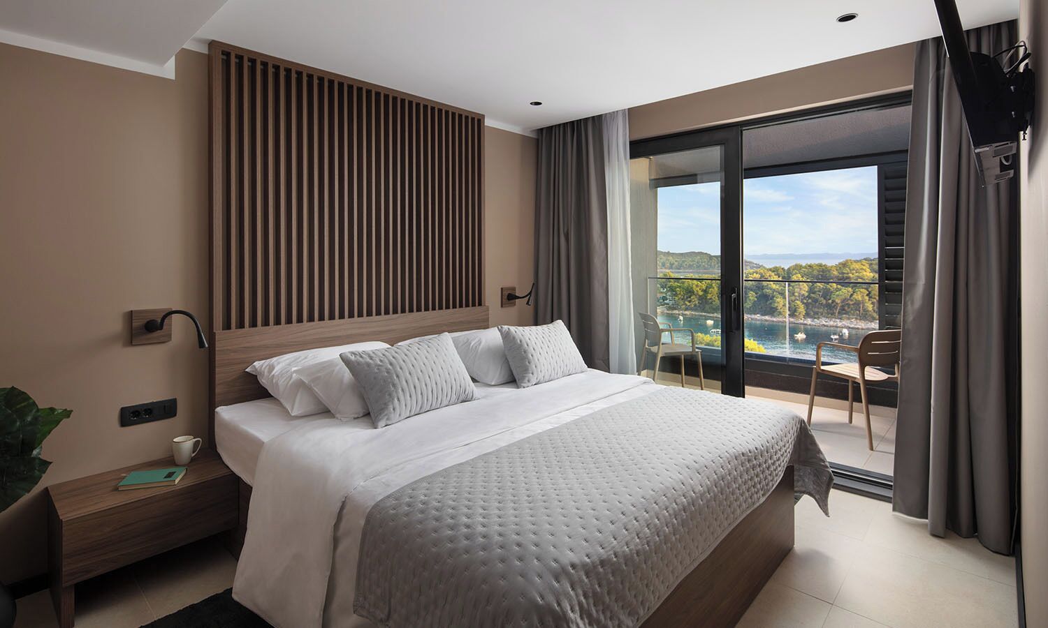 Premium suite with balcony | Minibar, desk, soundproofing, free WiFi