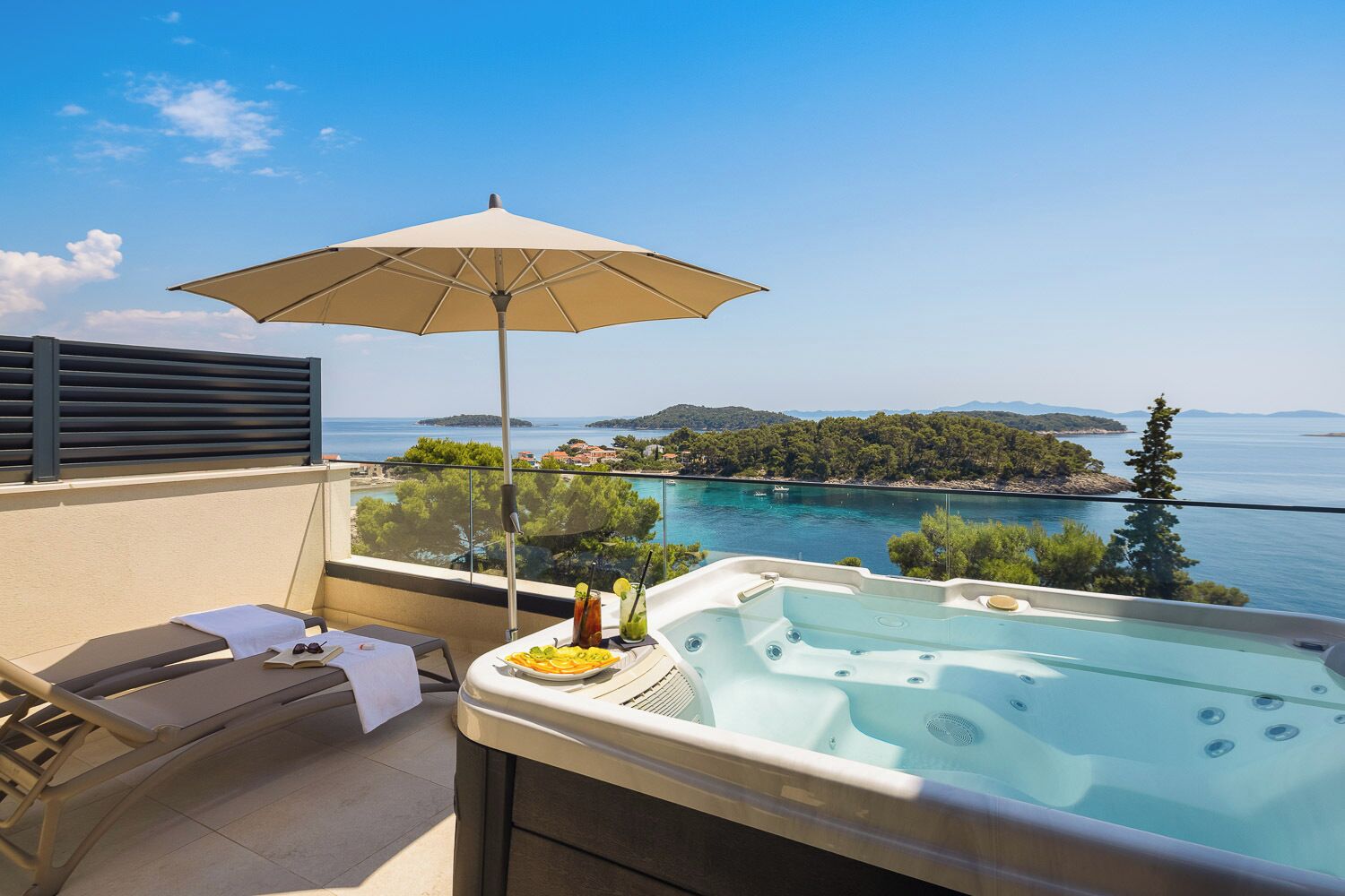 Superior suite with sea view balcony and private whirlpool | Terrass/Patio