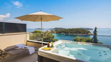 Superior suite with sea view balcony and private whirlpool | Terrass/Patio