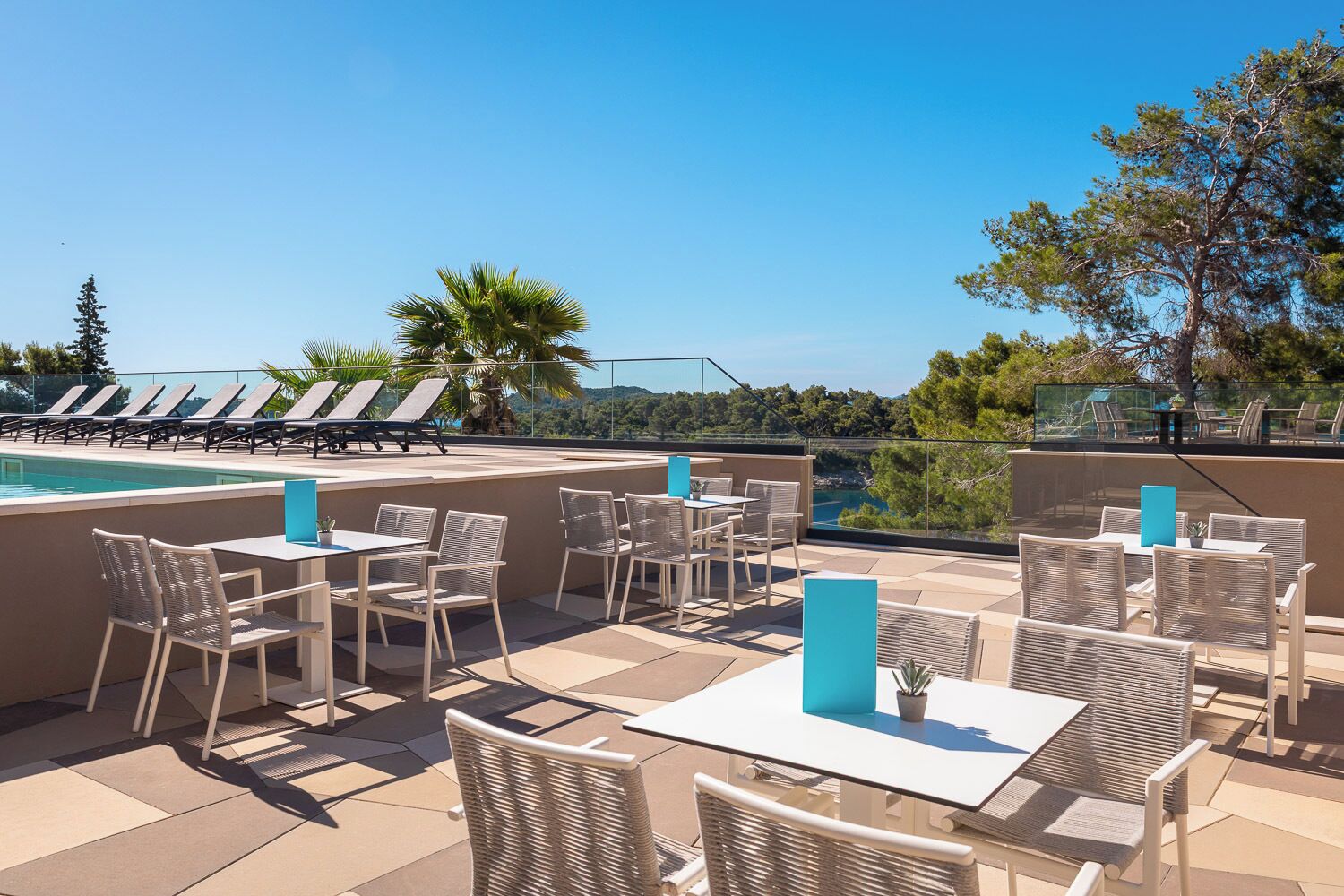 Une terrasse sur le toit avec des sièges extérieurs et une piscine.