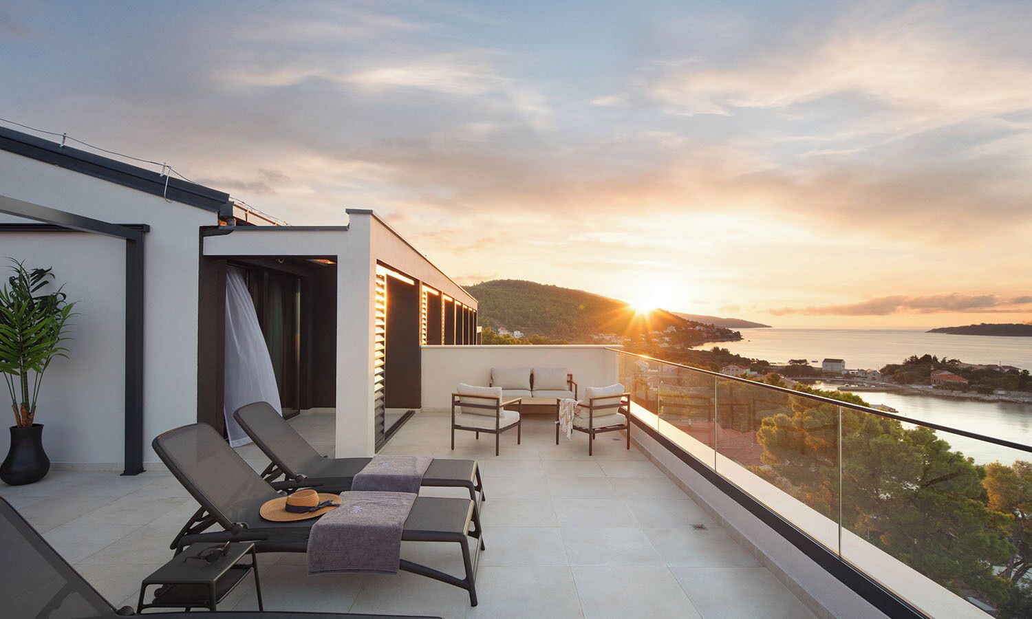 Luxury suite with sea view balcony and private whirlpool | Terrasse/Patio