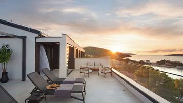 Luxury suite with sea view balcony and private whirlpool | Terrasse/Patio