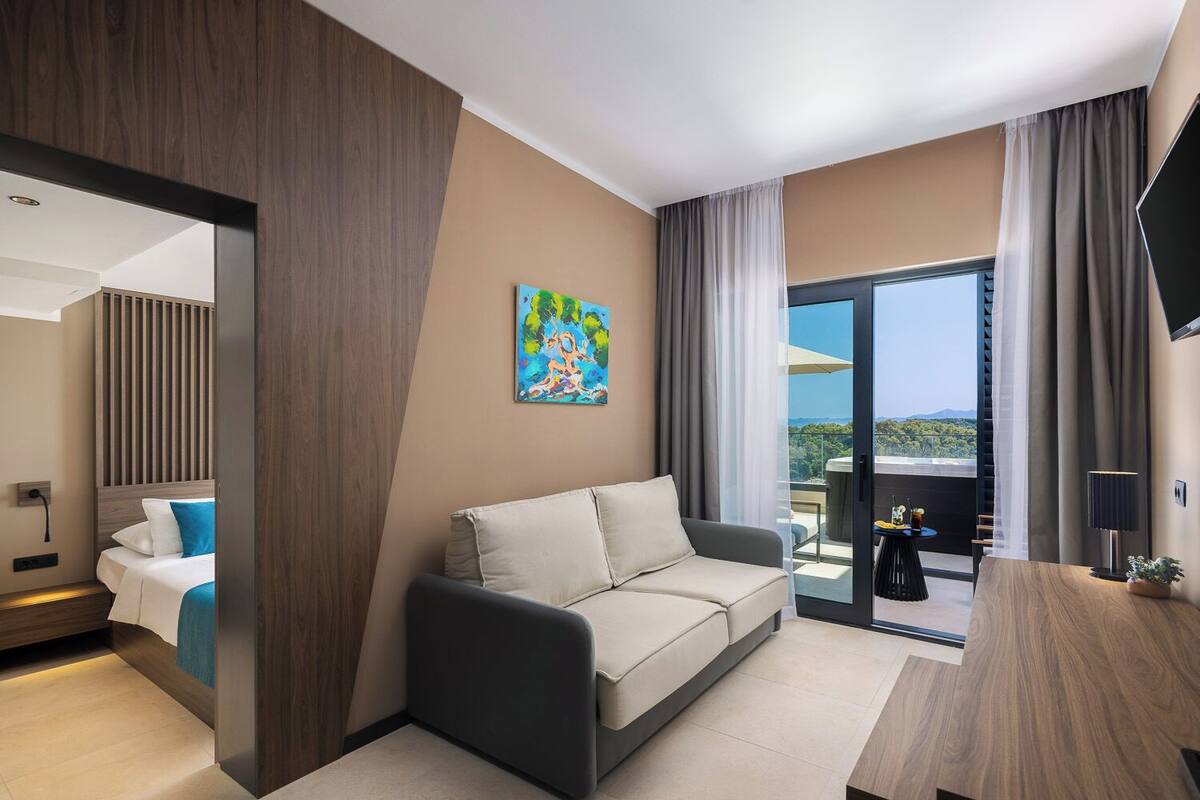 Superior suite with sea view balcony and private whirlpool