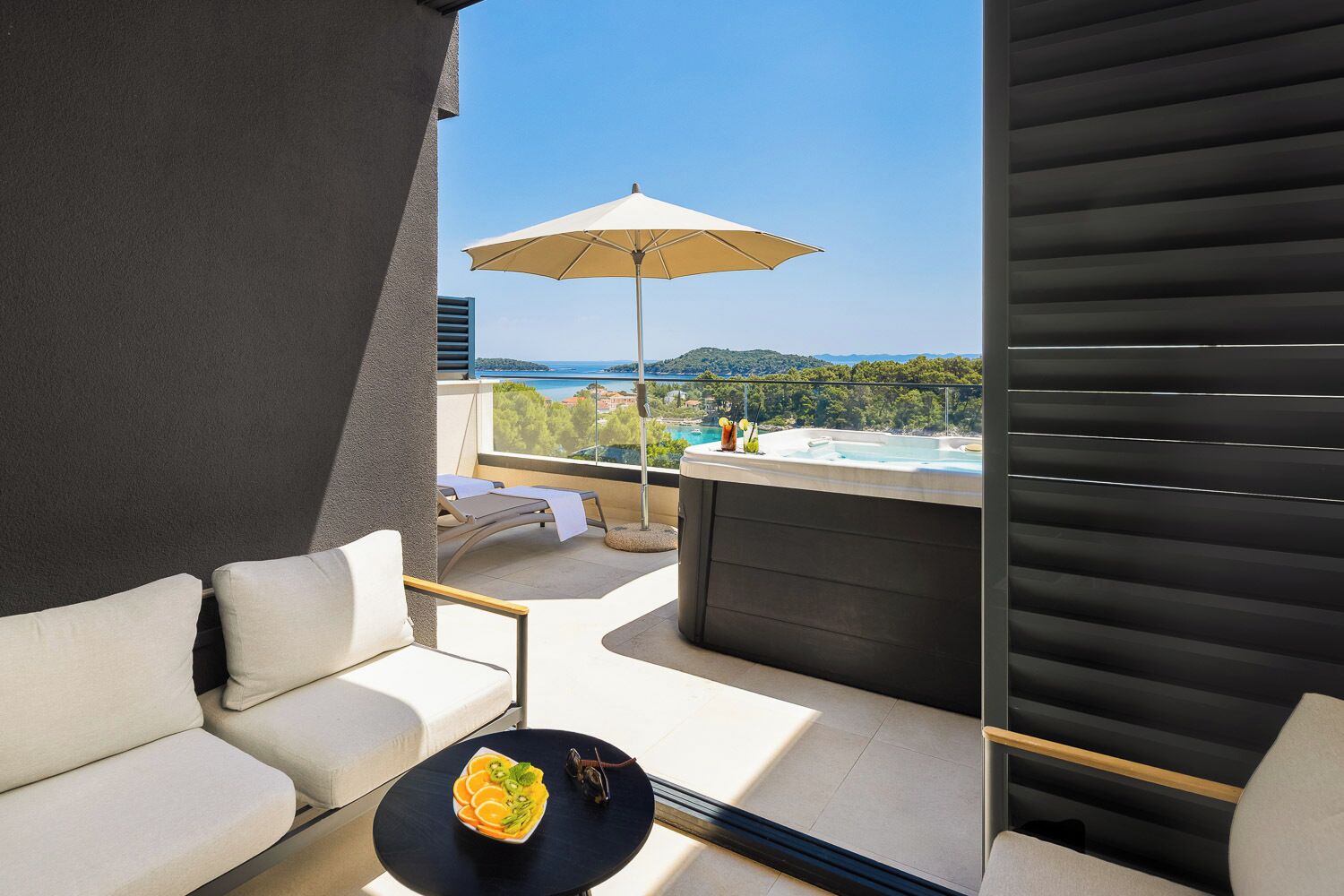 Superior suite with sea view balcony and private whirlpool | 테라스/파티오