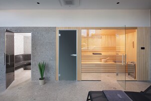 Un sauna, una bañera de hidromasaje, baño turco, masajes