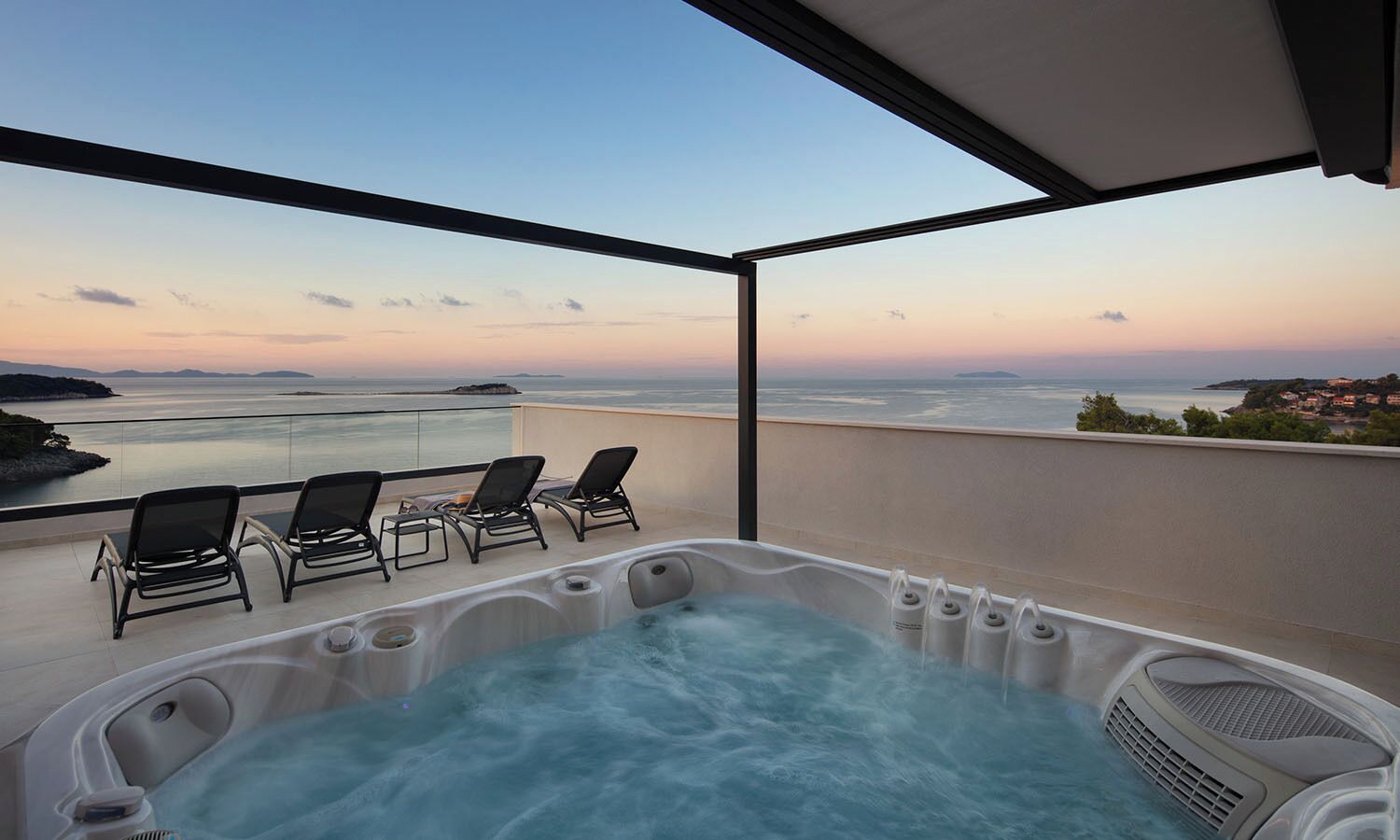 Luxury suite with sea view balcony and private whirlpool | Terrasse/Patio