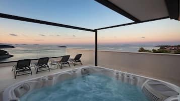 Luxury suite with sea view balcony and private whirlpool | Terrasse/Patio