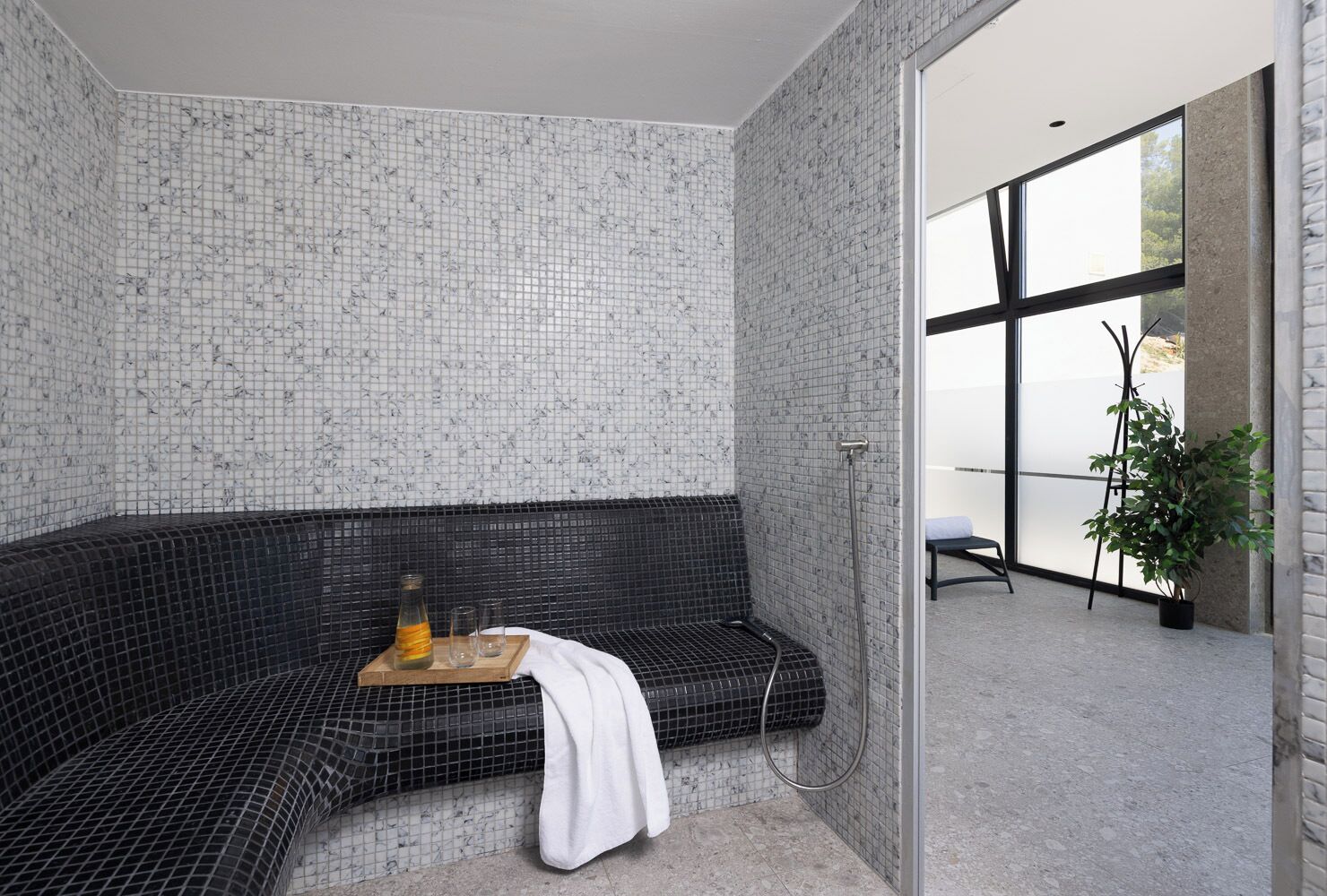 Sauna, tina de hidromasaje, baño de vapor y masajes 