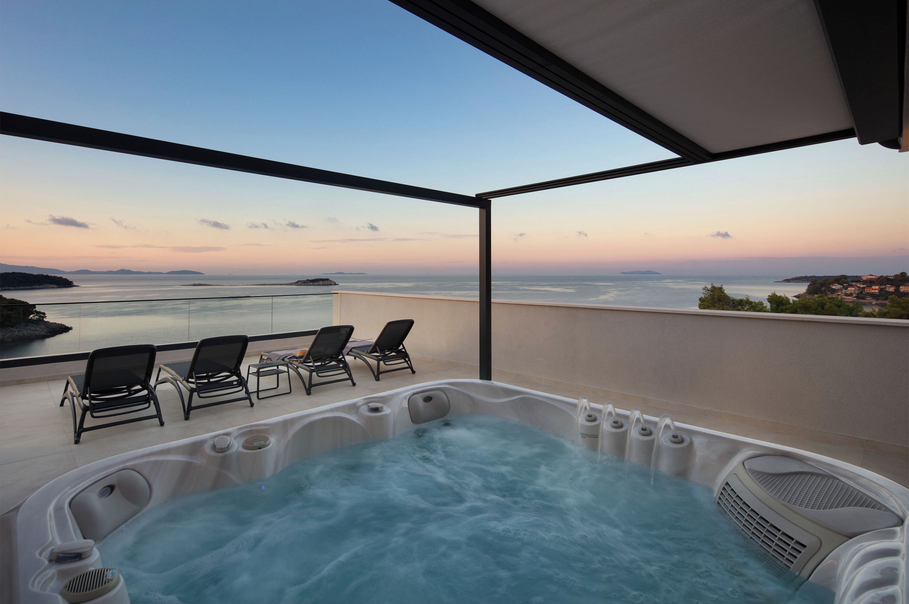 Luxury suite with sea view balcony and private whirlpool | Private spa tub