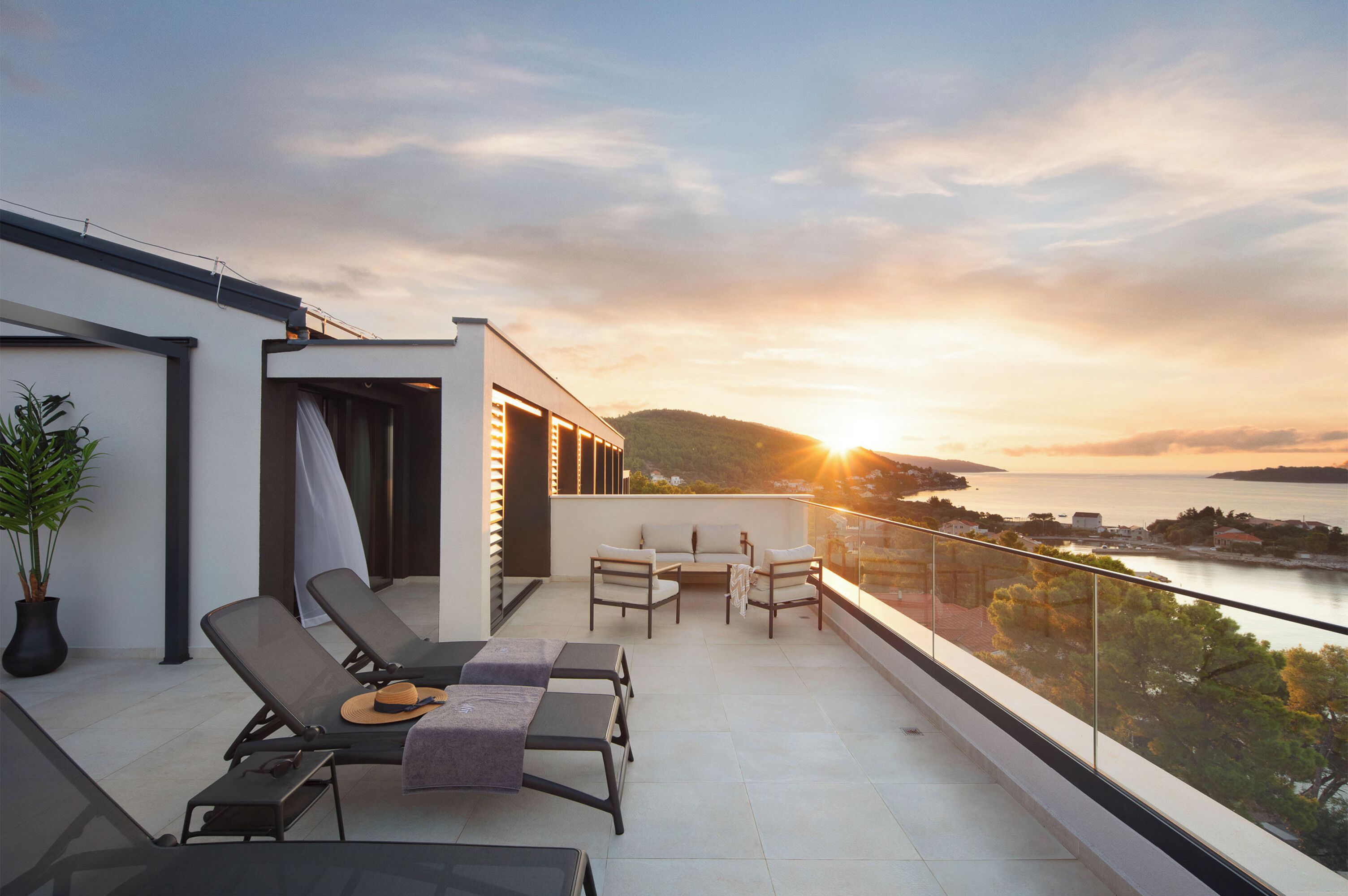 Luxury suite with sea view balcony and private whirlpool | Terrace/patio